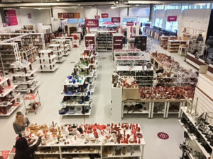 Vy över second hand-butiken Erikshjälpen där Mo Gård bedriver daglig verksamhet.