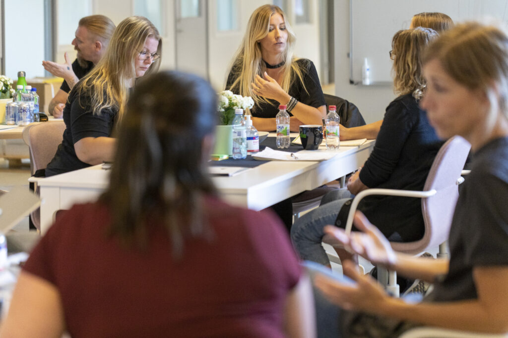 Ett högpresterande team – Engagemang och fokus hos deltagarna under utbildningen.
