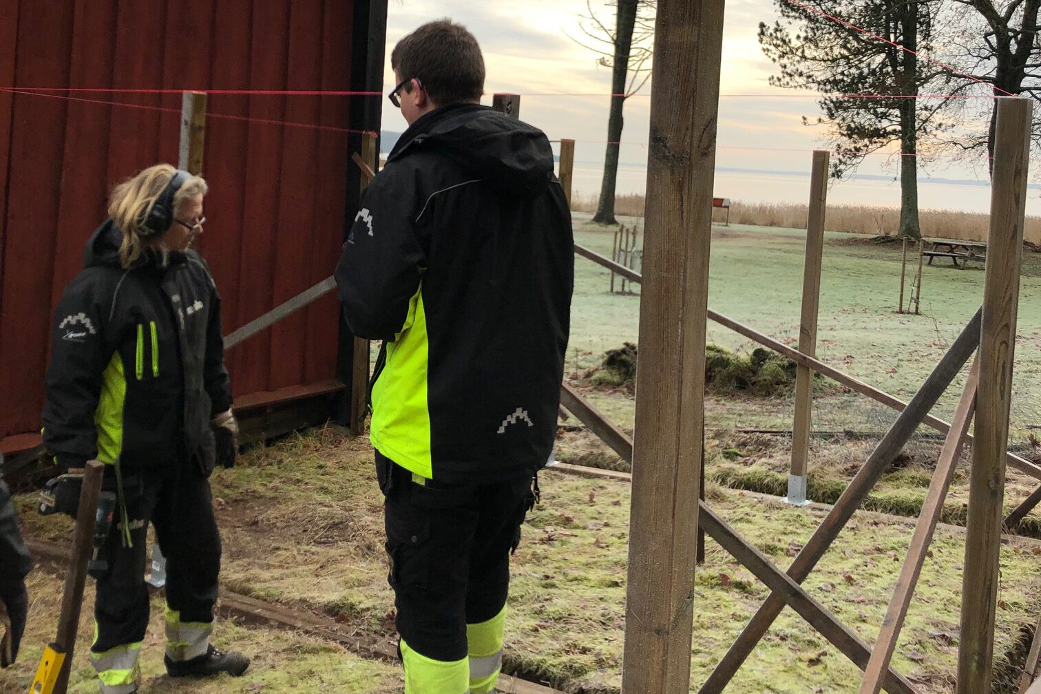 Mo Gård startar daglig verksamhet i Nyköping – Brukare med handledning av personal bygger hönshus och utegård i sin daglig verksamhet