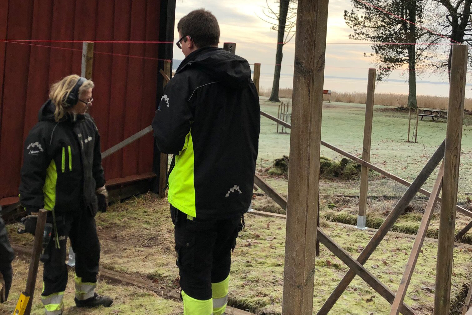 Mo Gård startar daglig verksamhet i Nyköping – Boende med handledning av personal bygger hönshus och utegård i sin daglig verksamhet