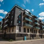 Fasadbild av boendet Stadsterassen, med mörk fasad och stora balkonger