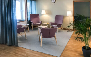 Vardagsrum med kontrastrika möbler i lugna färger