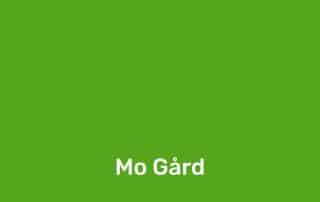 Grön bakgrund med texten Mo Gård