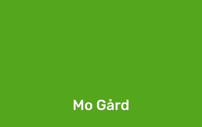 Grön bakgrund med texten Mo Gård